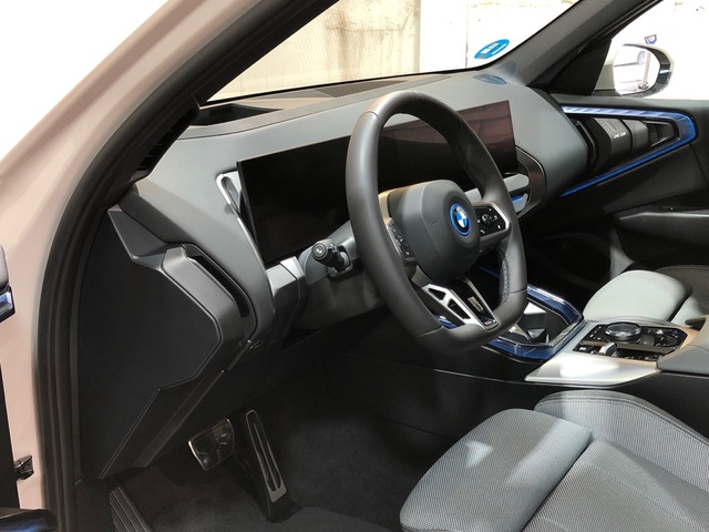 BMW X3 xDrive30e color Gris. Año 2025. 220KW(299CV). Híbrido Electro/Gasolina. En concesionario Movilnorte El Plantio de Madrid