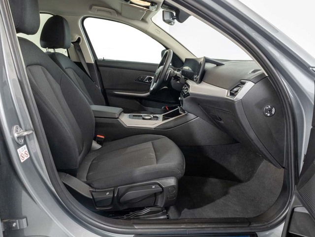 BMW Serie 3 320e color Gris. Año 2024. 150KW(204CV). Híbrido Electro/Gasolina. En concesionario Oliva Motor Girona de Girona