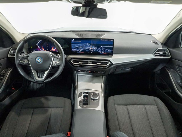 BMW Serie 3 320e color Gris. Año 2024. 150KW(204CV). Híbrido Electro/Gasolina. En concesionario Oliva Motor Girona de Girona