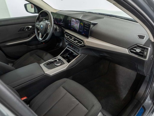 BMW Serie 3 320e color Gris. Año 2024. 150KW(204CV). Híbrido Electro/Gasolina. En concesionario Oliva Motor Girona de Girona