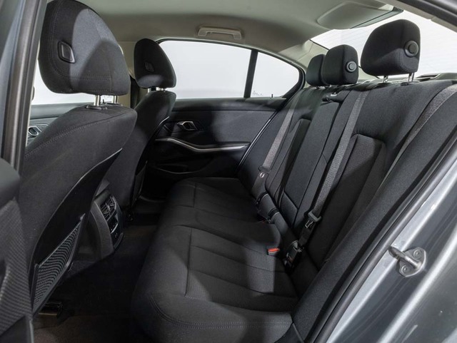 BMW Serie 3 320e color Gris. Año 2024. 150KW(204CV). Híbrido Electro/Gasolina. En concesionario Oliva Motor Girona de Girona