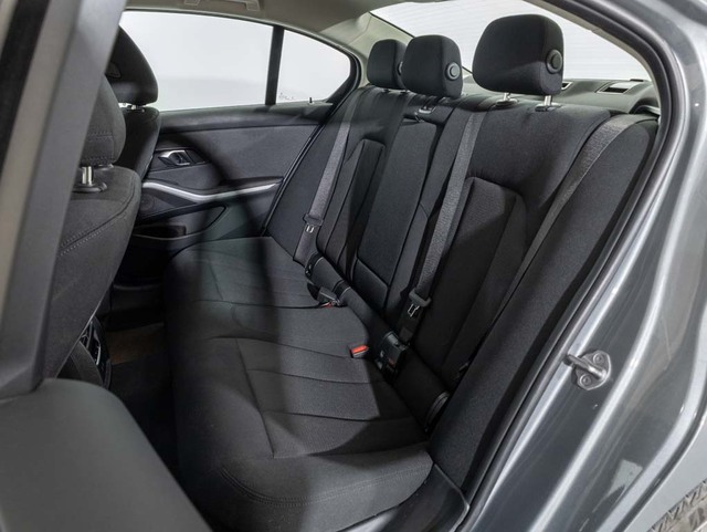 BMW Serie 3 320e color Gris. Año 2024. 150KW(204CV). Híbrido Electro/Gasolina. En concesionario Oliva Motor Girona de Girona