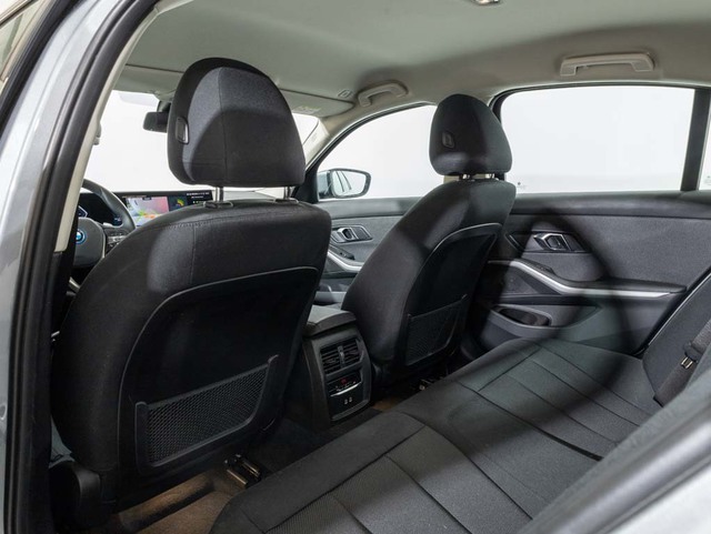 BMW Serie 3 320e color Gris. Año 2024. 150KW(204CV). Híbrido Electro/Gasolina. En concesionario Oliva Motor Girona de Girona