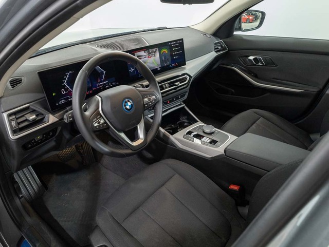BMW Serie 3 320e color Gris. Año 2024. 150KW(204CV). Híbrido Electro/Gasolina. En concesionario Oliva Motor Girona de Girona