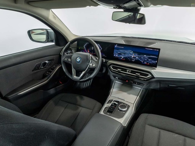 BMW Serie 3 320e color Gris. Año 2024. 150KW(204CV). Híbrido Electro/Gasolina. En concesionario Oliva Motor Girona de Girona