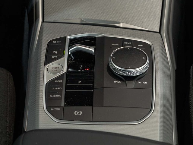 BMW Serie 3 320e color Gris. Año 2024. 150KW(204CV). Híbrido Electro/Gasolina. En concesionario Oliva Motor Girona de Girona