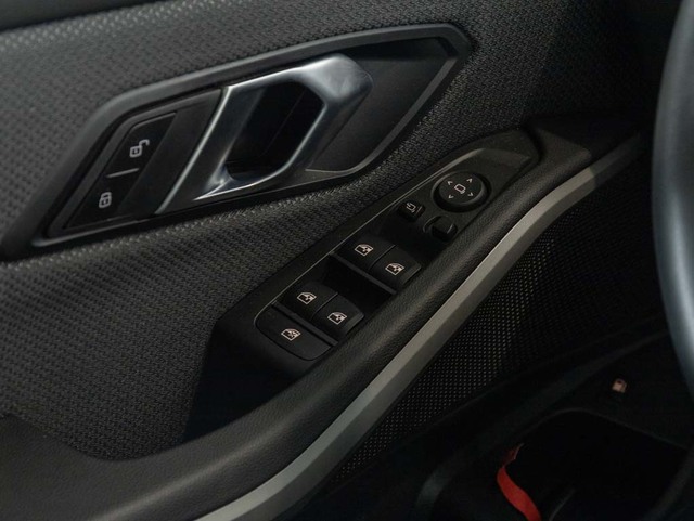 BMW Serie 3 320e color Gris. Año 2024. 150KW(204CV). Híbrido Electro/Gasolina. En concesionario Oliva Motor Girona de Girona