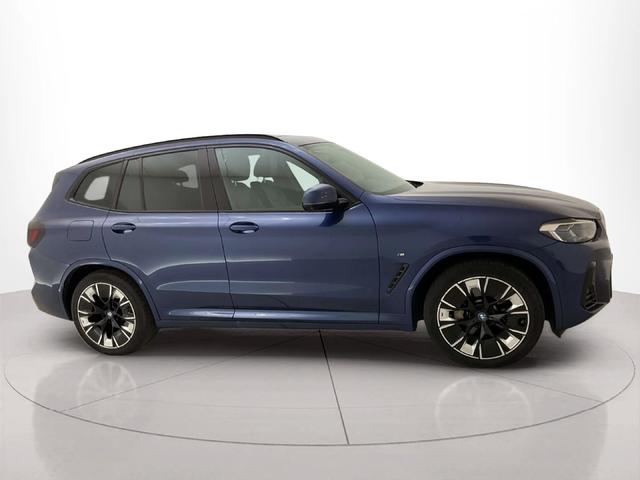 BMW iX3 iX3 80 kWh color Azul. Año 2022. 210KW(286CV). Elétrico. En concesionario BMW Group Portugal Outlet de Oeiras