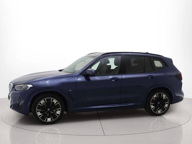 BMW iX3 iX3 80 kWh color Azul. Año 2022. 210KW(286CV). Elétrico. En concesionario BMW Group Portugal Outlet de Oeiras