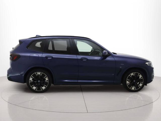 BMW iX3 iX3 80 kWh color Azul. Año 2022. 210KW(286CV). Elétrico. En concesionario BMW Group Portugal Outlet de Oeiras