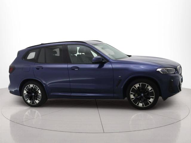 BMW iX3 iX3 80 kWh color Azul. Año 2022. 210KW(286CV). Elétrico. En concesionario BMW Group Portugal Outlet de Oeiras