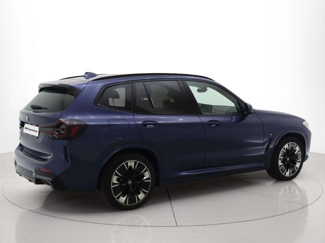 BMW iX3 iX3 80 kWh color Azul. Año 2022. 210KW(286CV). Elétrico. En concesionario BMW Group Portugal Outlet de Oeiras