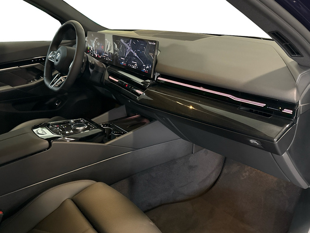 BMW Serie 5 520d Touring color Azul. Año 2025. 145KW(197CV). Diésel. En concesionario Auto Premier, S.A. - MADRID de Madrid