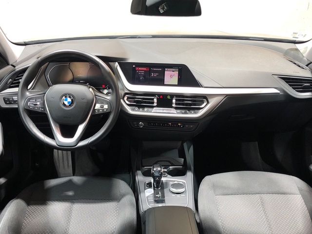 BMW Serie 1 118i color Gris. Año 2021. 103KW(140CV). Gasolina. En concesionario Movilnorte Las Rozas de Madrid