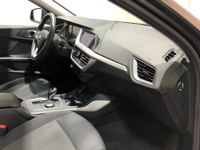 BMW Serie 1 118i color Gris. Año 2021. 103KW(140CV). Gasolina. En concesionario Movilnorte Las Rozas de Madrid