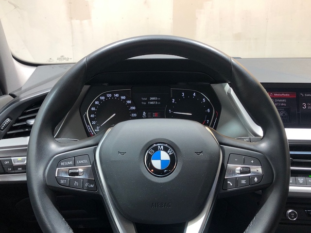 BMW Serie 1 118i color Gris. Año 2021. 103KW(140CV). Gasolina. En concesionario Movilnorte Las Rozas de Madrid