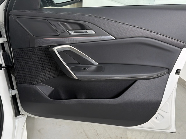 BMW X2 sDrive18d color Blanco. Año 2025. 110KW(150CV). Diésel. En concesionario Triocar Gijón (Bmw y Mini) de Asturias