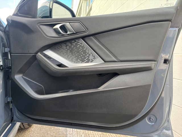 BMW Serie 1 120d color Gris. Año 2024. 120KW(163CV). Diésel. En concesionario Pruna Motor, S.L de Barcelona