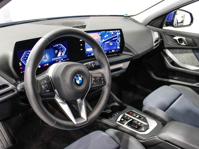 BMW Serie 1 120d color Azul. Año 2024. 120KW(163CV). Diésel. En concesionario Barcelona Premium -- GRAN VIA de Barcelona