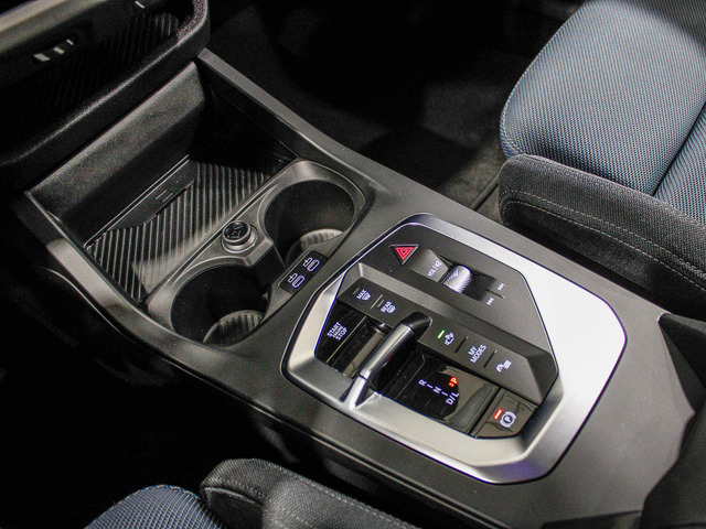 BMW Serie 1 120d color Azul. Año 2024. 120KW(163CV). Diésel. En concesionario Barcelona Premium -- GRAN VIA de Barcelona