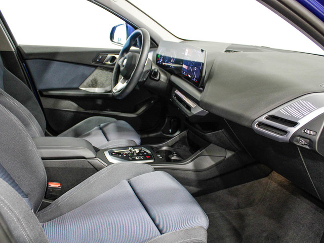 BMW Serie 1 120d color Azul. Año 2024. 120KW(163CV). Diésel. En concesionario Barcelona Premium -- GRAN VIA de Barcelona