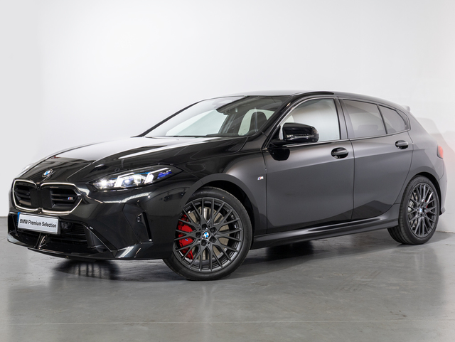 BMW Serie 1 M135i color Negro. Año 2025. 221KW(300CV). Gasolina. En concesionario Oliva Motor Girona de Girona