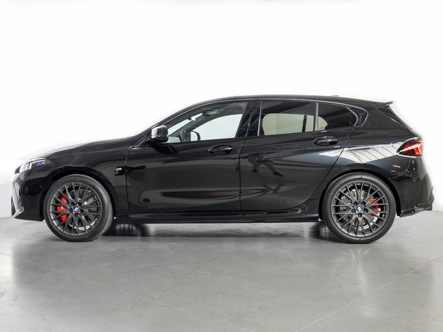 BMW Serie 1 M135i color Negro. Año 2025. 221KW(300CV). Gasolina. En concesionario Oliva Motor Girona de Girona