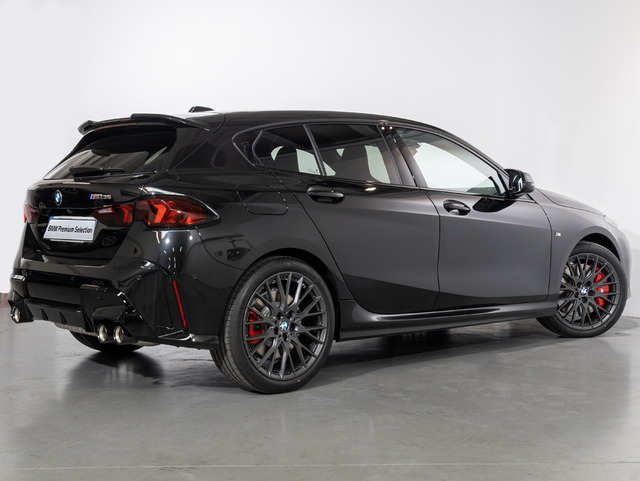 BMW Serie 1 M135i color Negro. Año 2025. 221KW(300CV). Gasolina. En concesionario Oliva Motor Girona de Girona