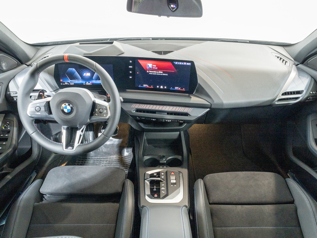 BMW Serie 1 M135i color Negro. Año 2025. 221KW(300CV). Gasolina. En concesionario Oliva Motor Girona de Girona