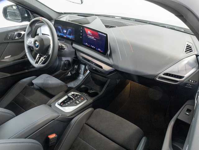 BMW Serie 1 M135i color Negro. Año 2025. 221KW(300CV). Gasolina. En concesionario Oliva Motor Girona de Girona