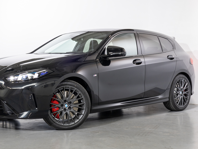 BMW Serie 1 M135i color Negro. Año 2025. 221KW(300CV). Gasolina. En concesionario Oliva Motor Girona de Girona