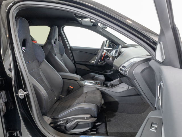 BMW Serie 1 M135i color Negro. Año 2025. 221KW(300CV). Gasolina. En concesionario Oliva Motor Girona de Girona