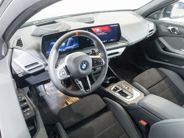 BMW Serie 1 M135i color Negro. Año 2025. 221KW(300CV). Gasolina. En concesionario Oliva Motor Girona de Girona