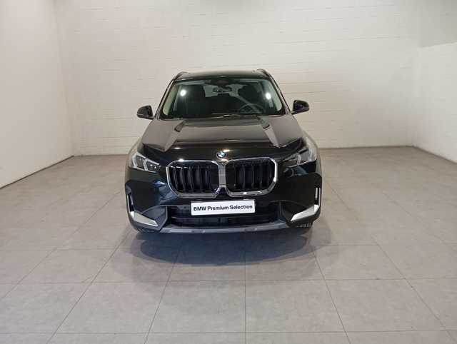 BMW X1 sDrive18i color Negro. Año 2024. 100KW(136CV). Gasolina. En concesionario Quadis Munich de Barcelona