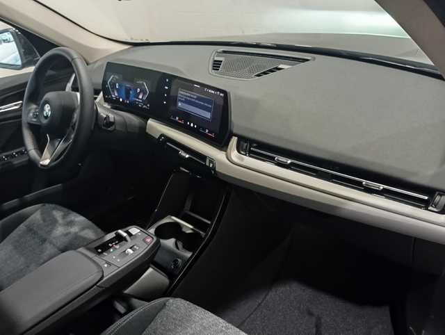 BMW X1 sDrive18i color Negro. Año 2024. 100KW(136CV). Gasolina. En concesionario Quadis Munich de Barcelona