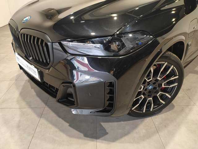 BMW X5 xDrive50e color Negro. Año 2024. 360KW(489CV). Híbrido Electro/Gasolina. En concesionario Quadis Munich de Barcelona