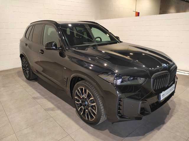 BMW X5 xDrive50e color Negro. Año 2024. 360KW(489CV). Híbrido Electro/Gasolina. En concesionario Quadis Munich de Barcelona