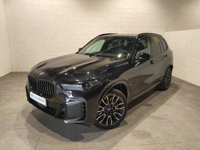 BMW X5 xDrive50e color Negro. Año 2024. 360KW(489CV). Híbrido Electro/Gasolina. En concesionario Quadis Munich de Barcelona