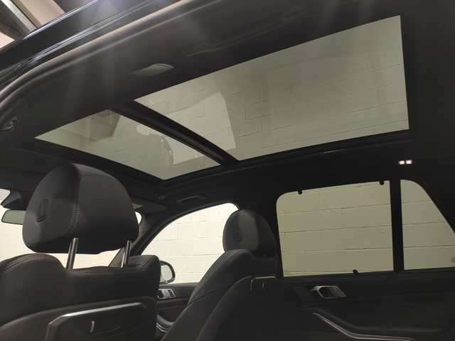 BMW X5 xDrive50e color Negro. Año 2024. 360KW(489CV). Híbrido Electro/Gasolina. En concesionario Quadis Munich de Barcelona