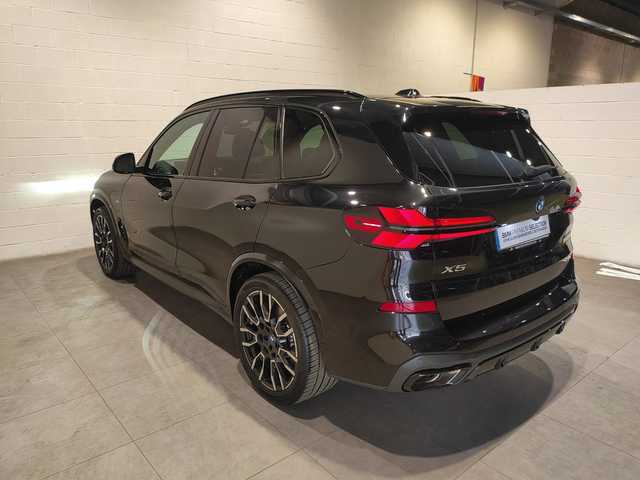 BMW X5 xDrive50e color Negro. Año 2024. 360KW(489CV). Híbrido Electro/Gasolina. En concesionario Quadis Munich de Barcelona