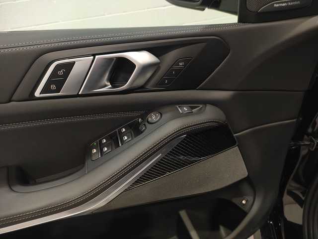BMW X5 xDrive50e color Negro. Año 2024. 360KW(489CV). Híbrido Electro/Gasolina. En concesionario Quadis Munich de Barcelona