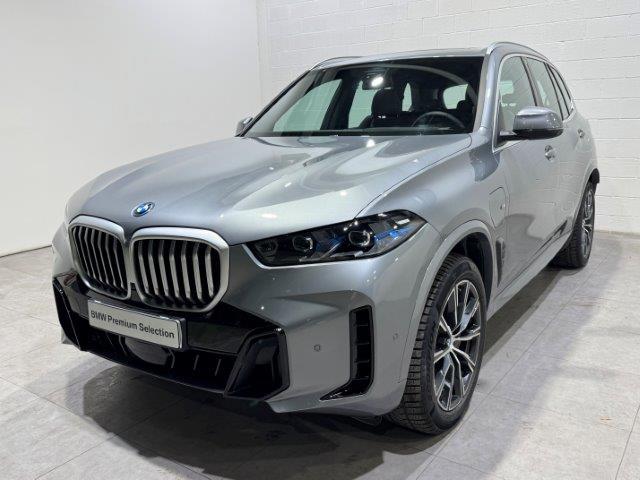 BMW X5 xDrive50e color Gris. Año 2024. 360KW(489CV). Híbrido Electro/Gasolina. En concesionario Quadis Munich de Barcelona