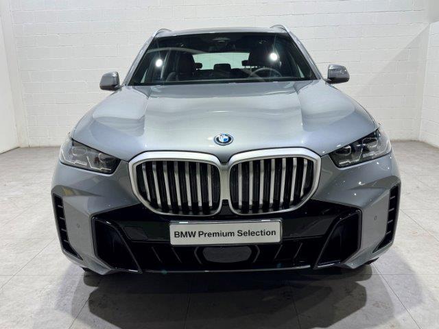BMW X5 xDrive50e color Gris. Año 2024. 360KW(489CV). Híbrido Electro/Gasolina. En concesionario Quadis Munich de Barcelona