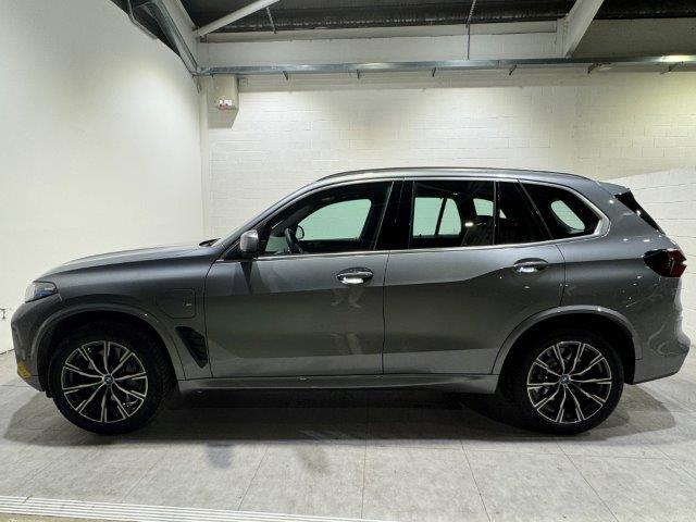 BMW X5 xDrive50e color Gris. Año 2024. 360KW(489CV). Híbrido Electro/Gasolina. En concesionario Quadis Munich de Barcelona