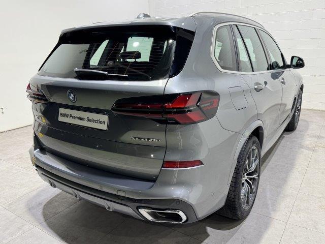 BMW X5 xDrive50e color Gris. Año 2024. 360KW(489CV). Híbrido Electro/Gasolina. En concesionario Quadis Munich de Barcelona