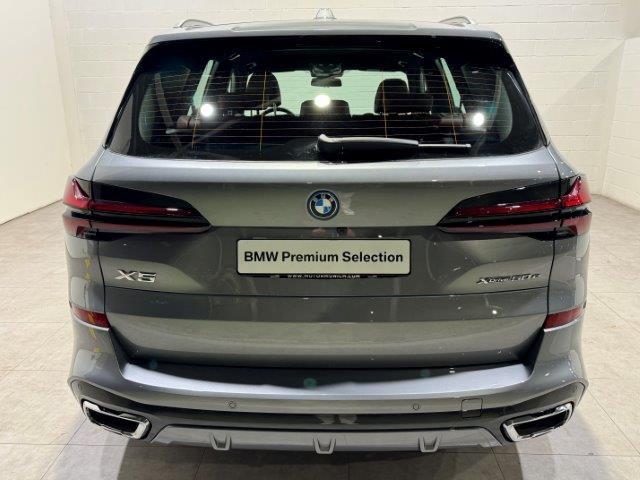 BMW X5 xDrive50e color Gris. Año 2024. 360KW(489CV). Híbrido Electro/Gasolina. En concesionario Quadis Munich de Barcelona