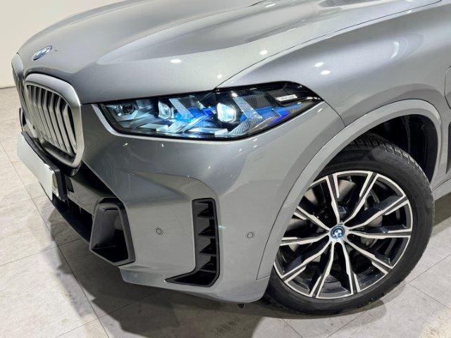 BMW X5 xDrive50e color Gris. Año 2024. 360KW(489CV). Híbrido Electro/Gasolina. En concesionario Quadis Munich de Barcelona