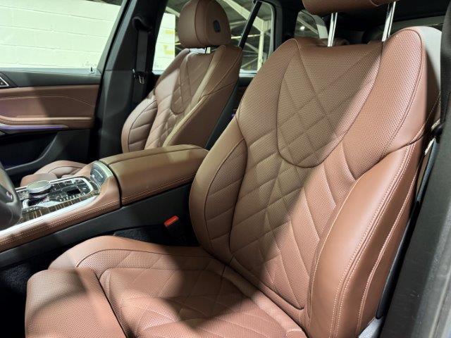 BMW X5 xDrive50e color Gris. Año 2024. 360KW(489CV). Híbrido Electro/Gasolina. En concesionario Quadis Munich de Barcelona