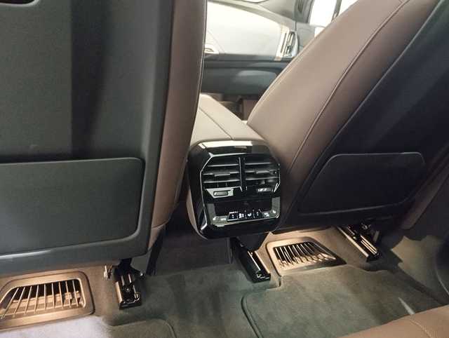 Foto 15 BMW iX xDrive40 240 kW (326 CV)