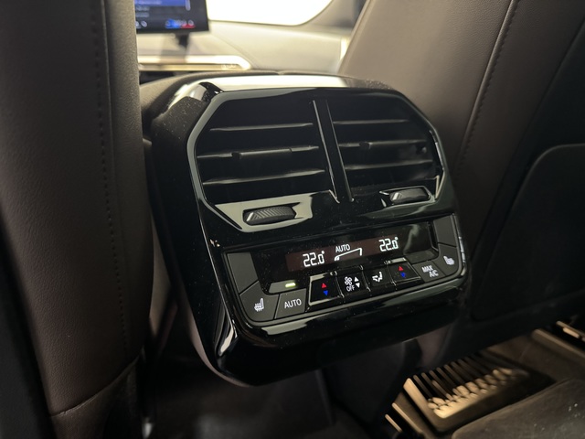 Foto 23 BMW iX xDrive40 240 kW (326 CV)